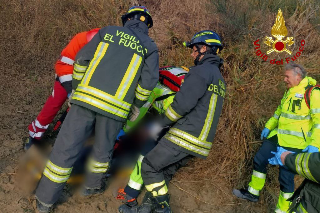 Urbino - Vola nella scarpata, automobilista salvato dai Vigili del Fuoco